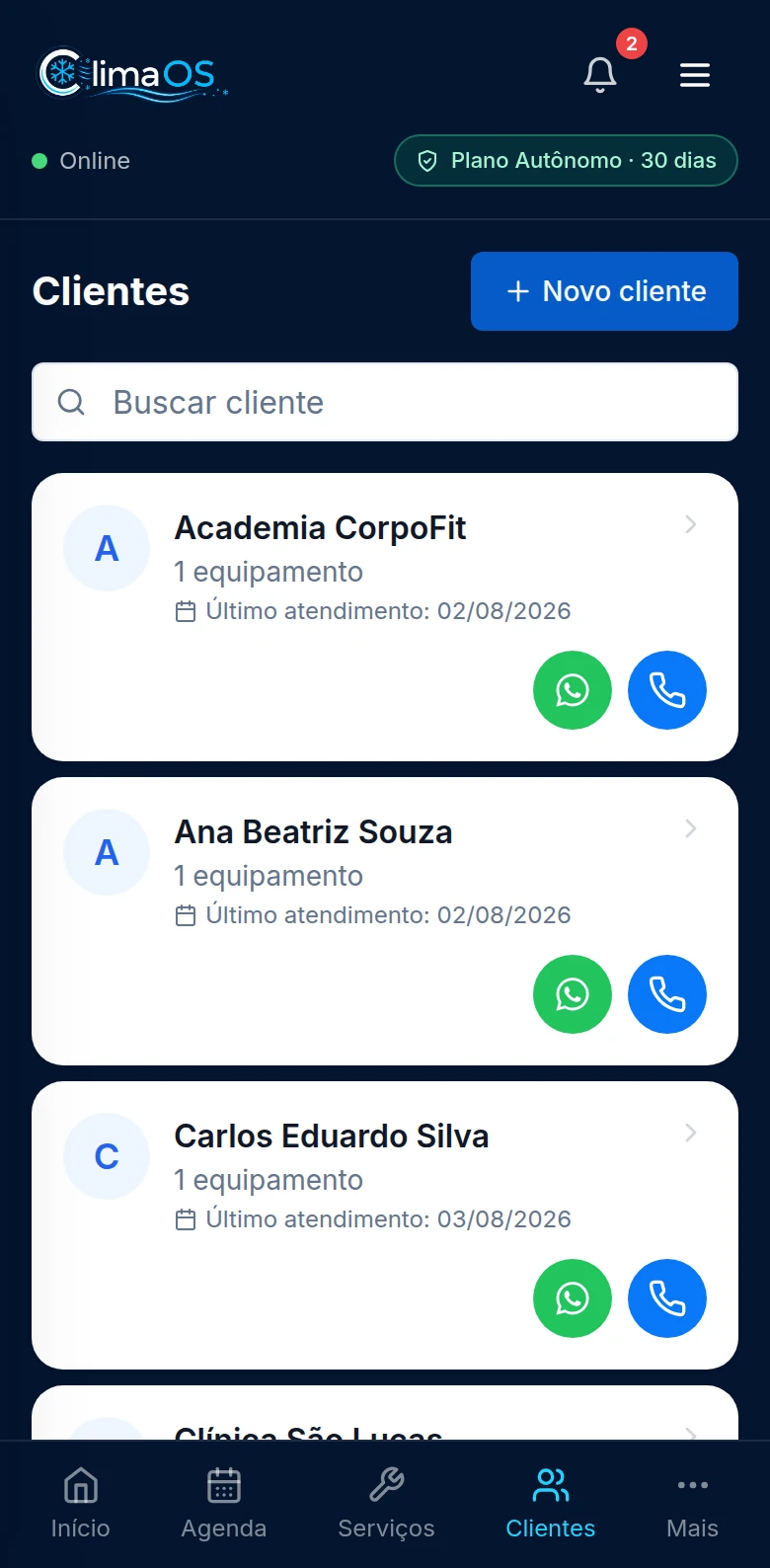 Lista de clientes no ClimaOS com equipamentos, data do último atendimento e atalhos de WhatsApp e telefone